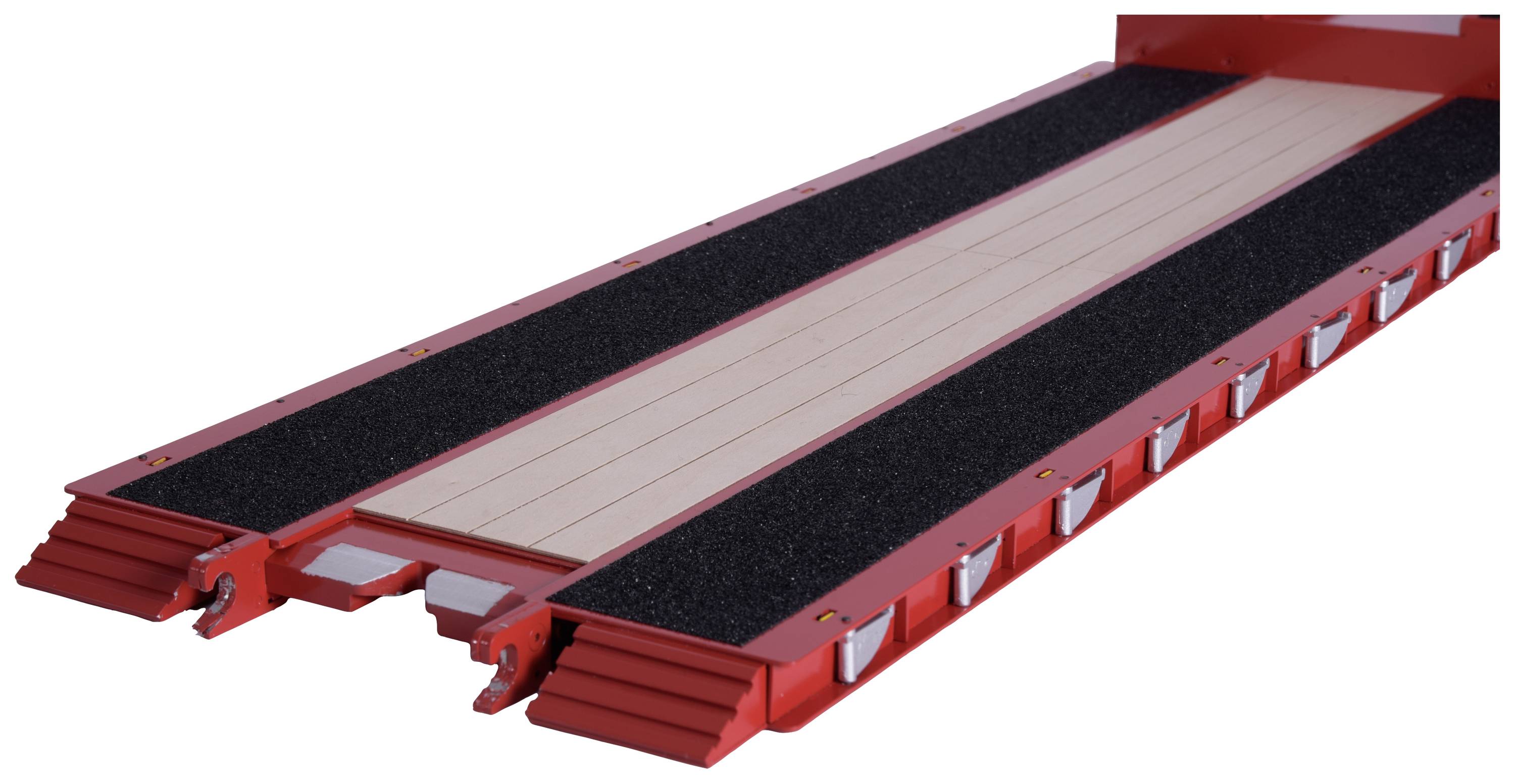 Eine rote Rampe mit schwarzen rutschfesten Belägen und einem hellen Holzstreifen in der Mitte, geeignet für Verkehrsmessungen.