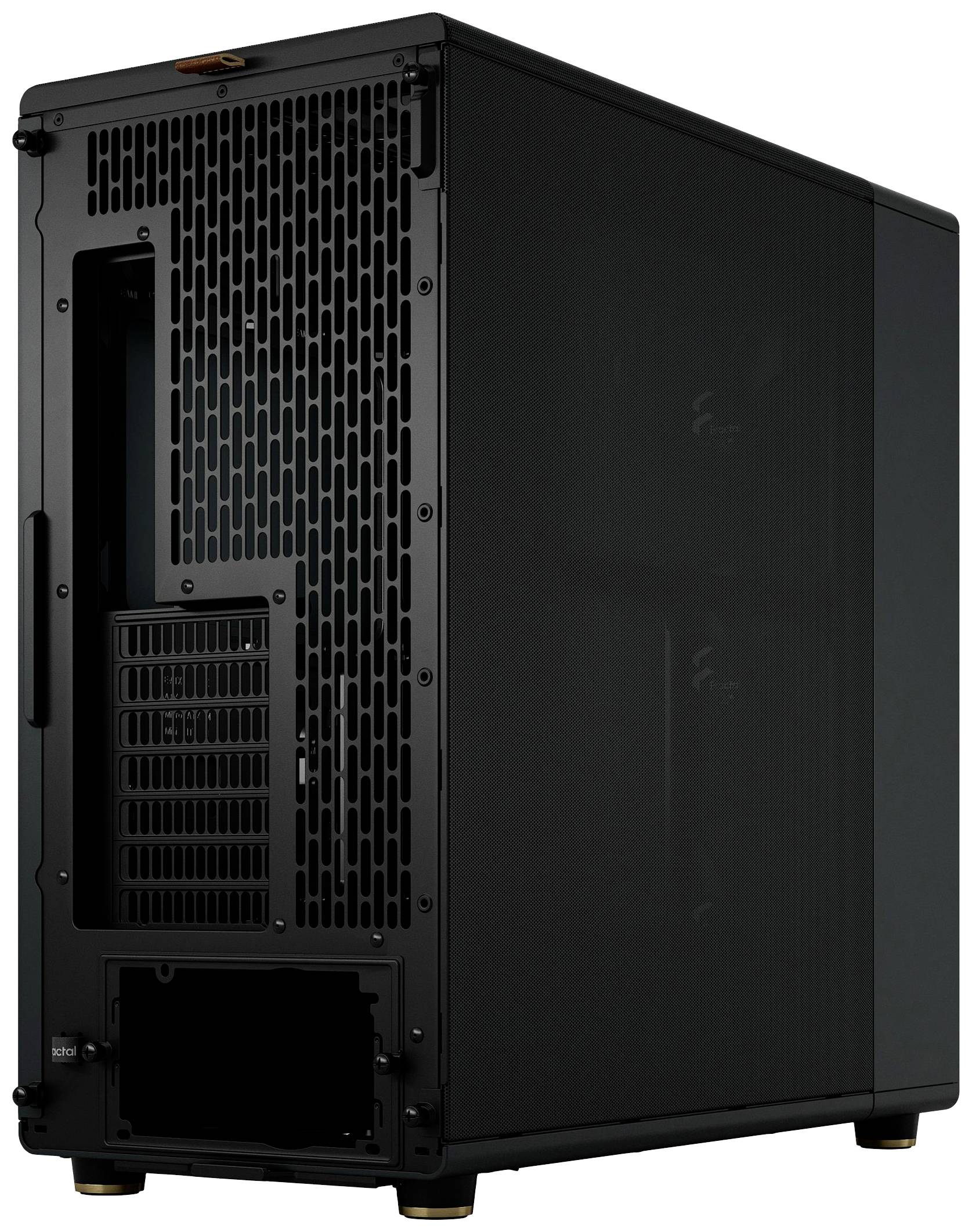 Schwarzes Computergehäuse in vertikaler Position, Sicht auf die Rückseite mit Lüftungsgittern und Steckplatzöffnungen für externe Anschlüsse.