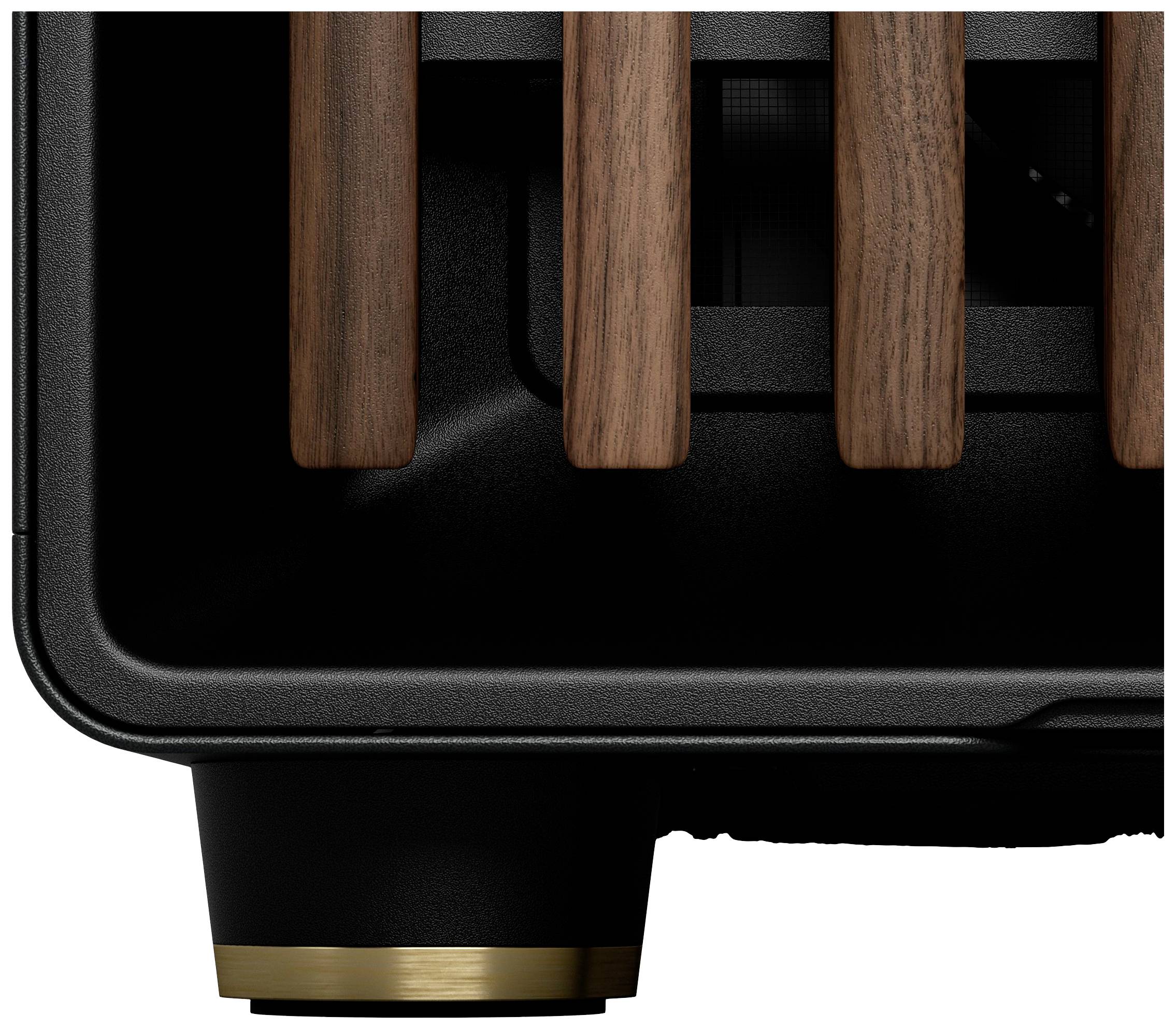 Ein Teil einer modernen Lautsprecherbox mit Holz- und Metallelementen, zeigt das elegante Design und hochwertige Materialien.