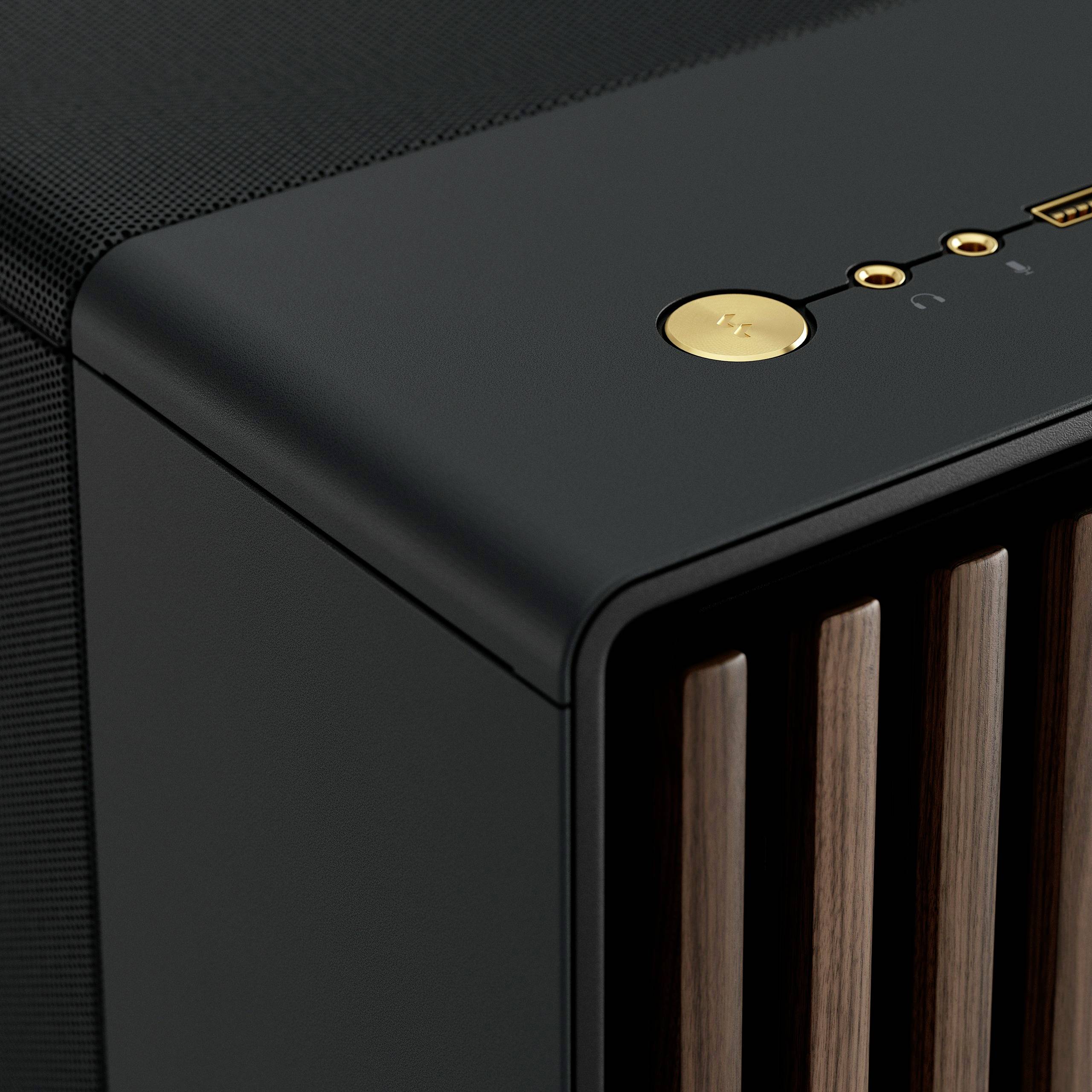 Eine schwarze Lautsprecherbox mit markanten Holzleisten und goldenen Bedientasten oben rechts. Modernes Design mit eleganten Details.