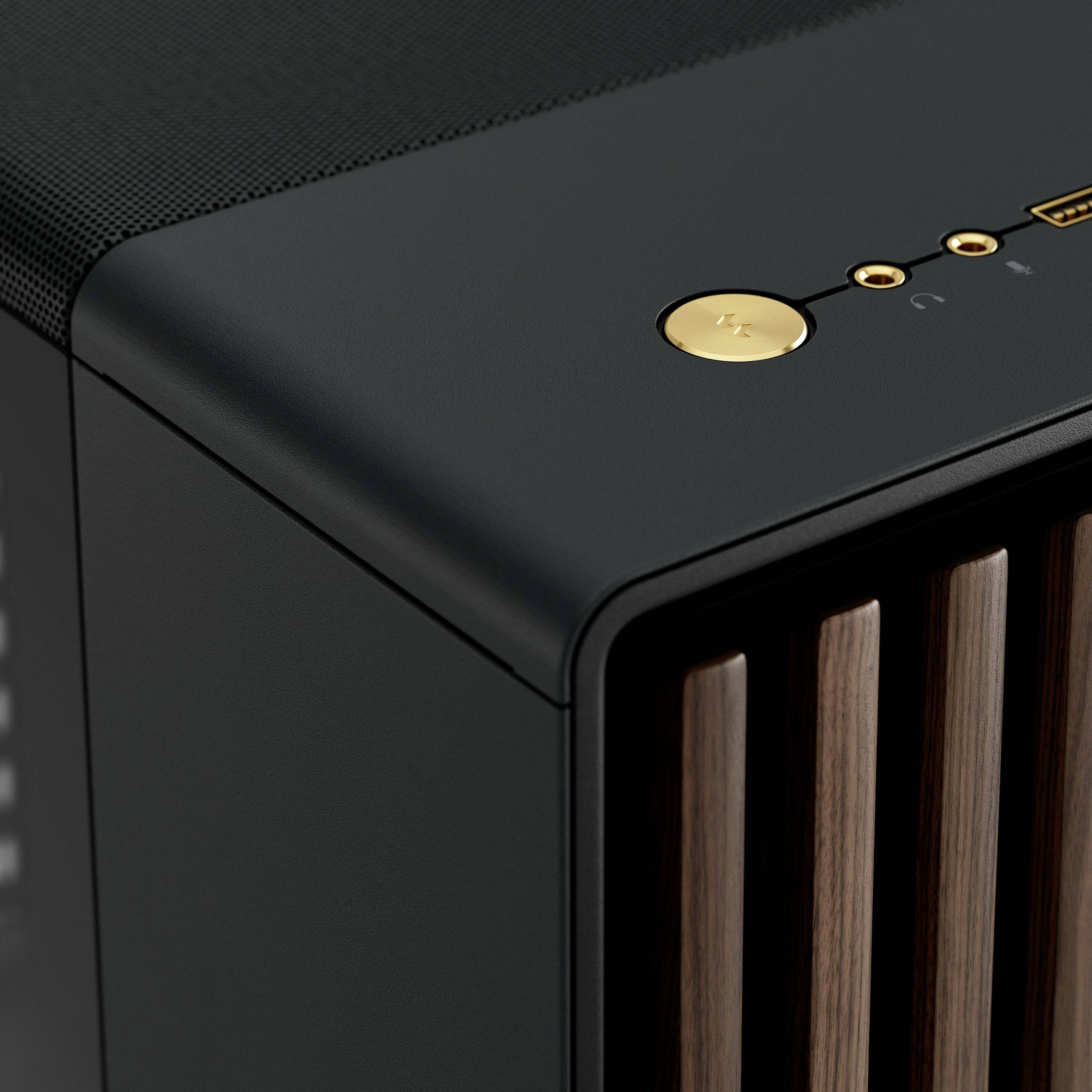 Schwarzer Lautsprecher mit hölzernen Akzenten und goldfarbenem Knopf auf der Oberseite.