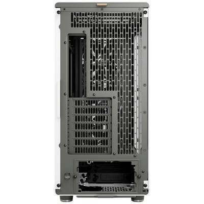 Rückansicht eines Computergehäuses mit Lüftungsgittern und mehreren Erweiterungssteckplätzen. Kabelanschlüsse und Netzteil unten sichtbar.