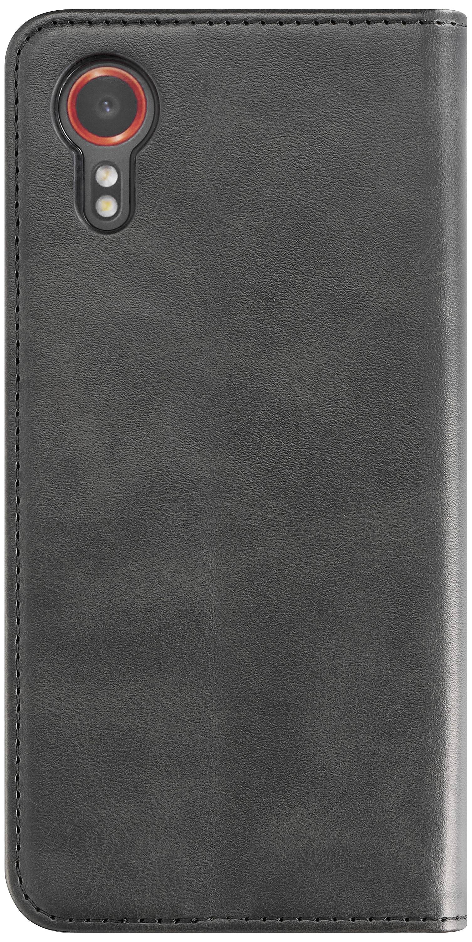 Eine schwarze Smartphone-Hülle im Lederlook mit vertikal angeordneter Kameraaussparung.