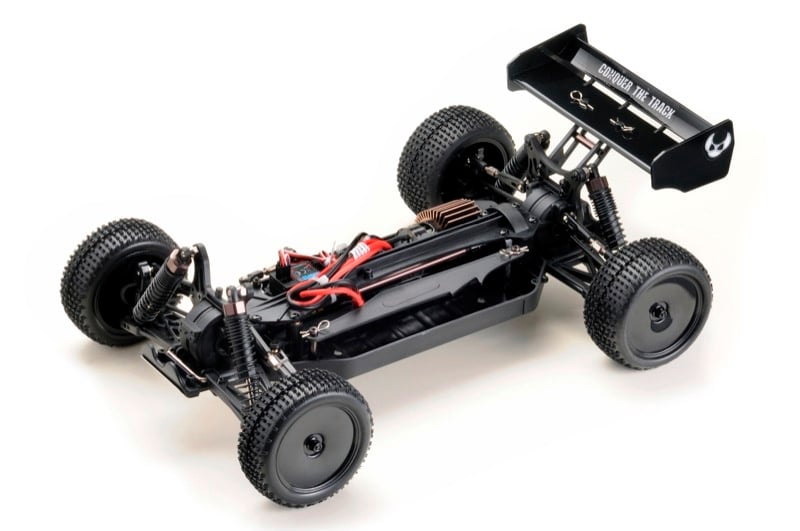 Ein ferngesteuertes, schwarzes Buggy-Modell mit großen, strukturierten Rädern und einem Heckspoiler, auf einem weißen Hintergrund.
