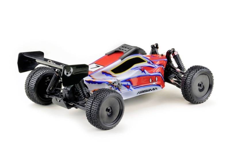 RC-Auto mit Ponykarosserie in Rot, Blau und Weiß, mit auffälliger schwarzer Unterseitenflügel und stoßdämpfenden Reifen auf sichtbarer Oberfläche.