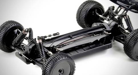 Ein schwarzes ferngesteuertes Autochassis ohne Karosserie, zeigt Aufhängung, Reifen und Antriebskomponenten auf weißem Hintergrund.