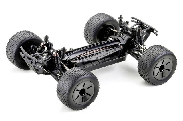 Ein schwarzes ferngesteuertes Auto ohne Karosserie, zeigt das Fahrgestell und die Reifen mit Noppen für Offroad-Fahrten.