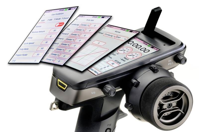 Eine digitale Fernsteuerung mit Farbdisplay zeigt verschiedene Einstellungen und Grafiken zur Steuerung eines ferngesteuerten Fahrzeugs.