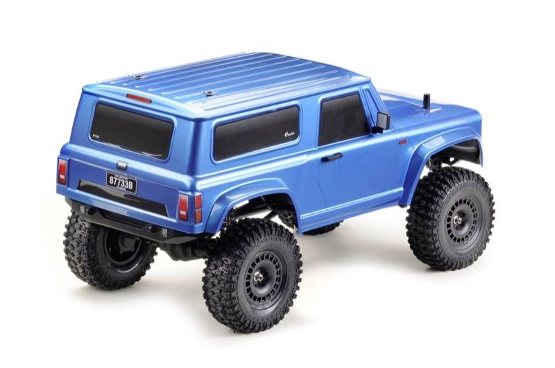 Spielzeugauto in leuchtendem Blau mit großen Reifen, aus der Rückansicht gezeigt. Es hat eine robuste Geländewagen-Karosserie.
