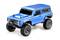 Ein blaues ferngesteuertes Auto im Offroad-Stil mit großen Reifen und einem stabilen Karosseriedesign steht auf einer weißen Oberfläche.