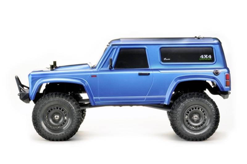 Ein blauer, ferngesteuerter 4x4 Offroad-Truck auf weißen Hintergrund. Das Fahrzeug hat große Reifen und ein robustes Design.