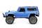 Ein blauer, ferngesteuerter 4x4 Offroad-Truck auf weißen Hintergrund. Das Fahrzeug hat große Reifen und ein robustes Design.
