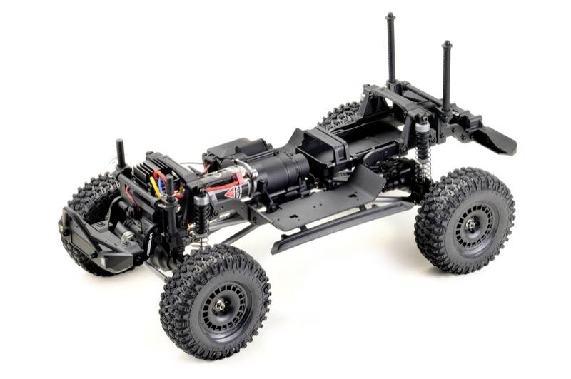 Ein ferngesteuertes Auto-Chassis mit detaillierter Federung und Motor, ohne Karosserie. Modellbau-Elemente sind sichtbar.