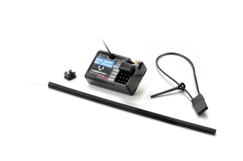 Kleines elektronisches Gerät mit Display, Kabel und Zubehör auf weißem Hintergrund. Gerätename auf Display: 'Double Cross Air Pump'.