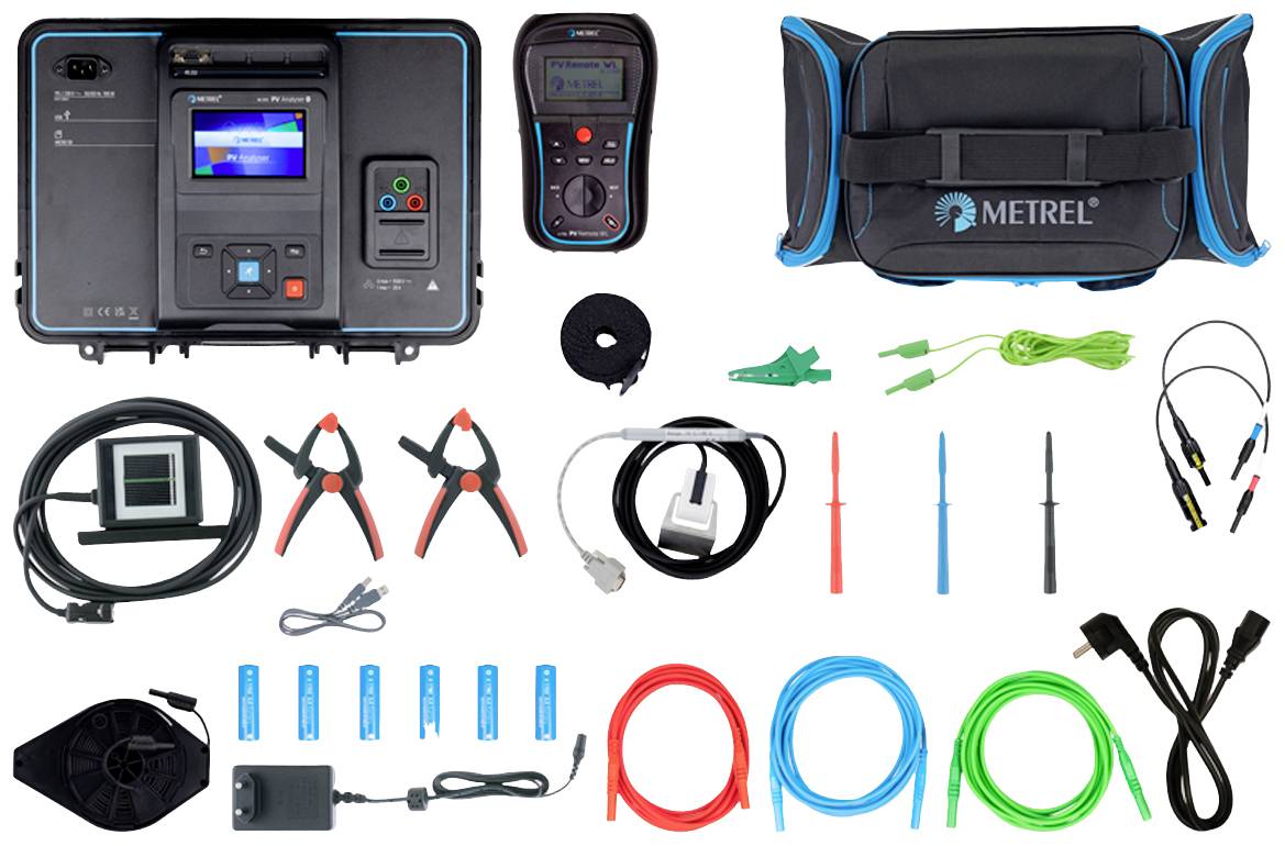 Ein Set von Elektroprüfgeräten bestehend aus einem Multifunktionsmessgerät, Prüfleitungen, Klemmen und weiterem Zubehör von Metrel.