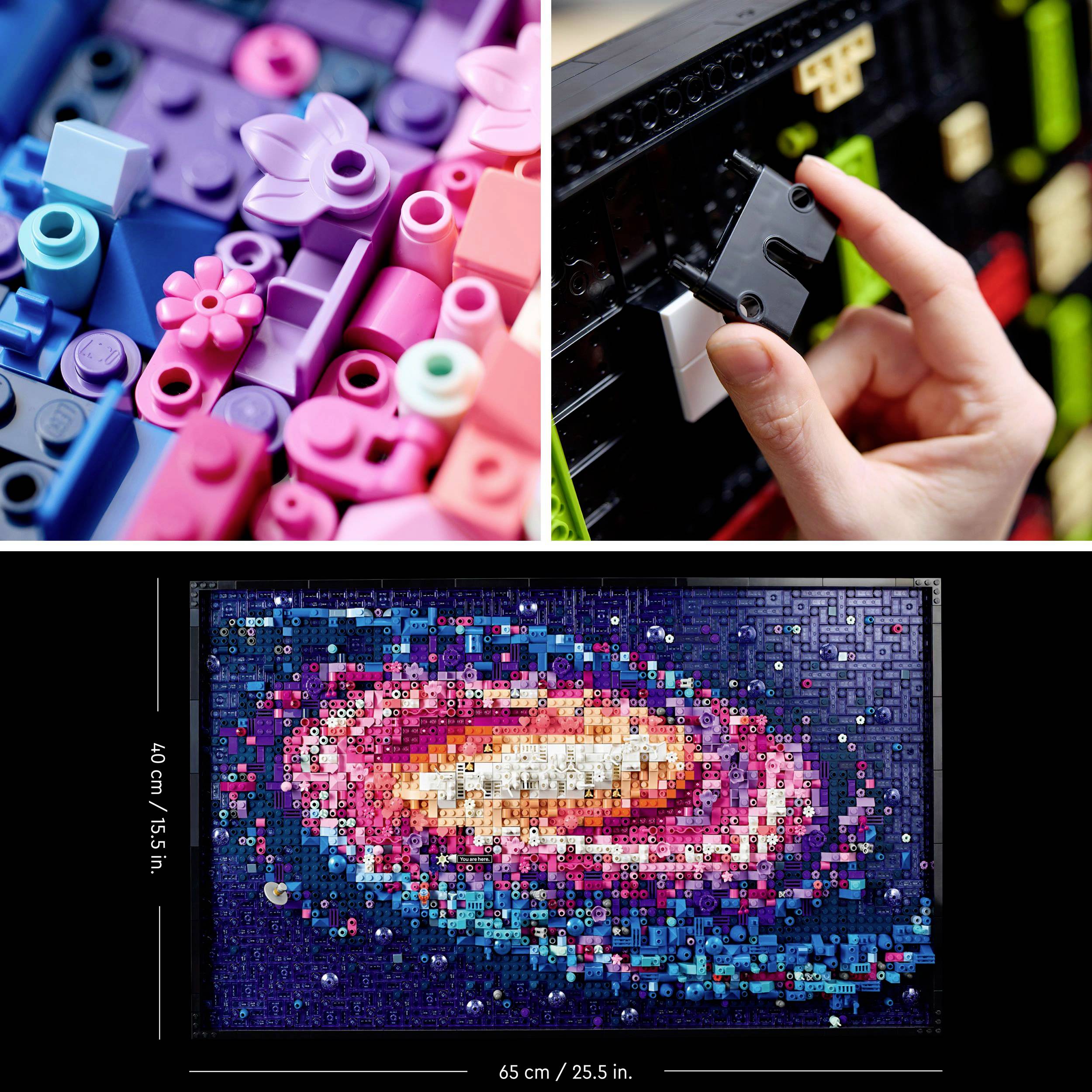 Nahaufnahme eines bunten LEGO-Mosaiks, das eine Galaxie darstellt. Eine Hand fügt ein graues Puzzleteil in das Mosaik ein.