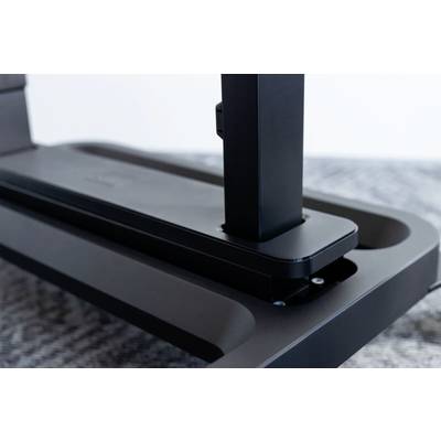 Nahaufnahme einer schwarzen, modernen Schreibtischhalterung für Monitore. Die Halterung ist stabil auf einem grauen Tisch montiert.