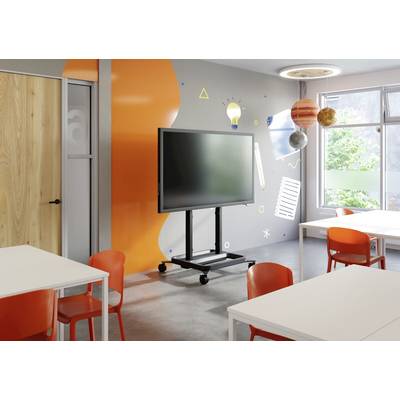Ein moderner Klassenraum mit interaktiver Tafel, orangen Stühlen und kreativen Wanddekorationen, darunter bunte Planeten und eine Glühbirne.