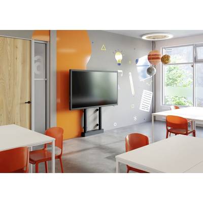Klassenzimmer mit bunten Wänden, interaktivem Bildschirm und orangen Stühlen. An der Wand sind Bildungssymbole und Planeten abgebildet.