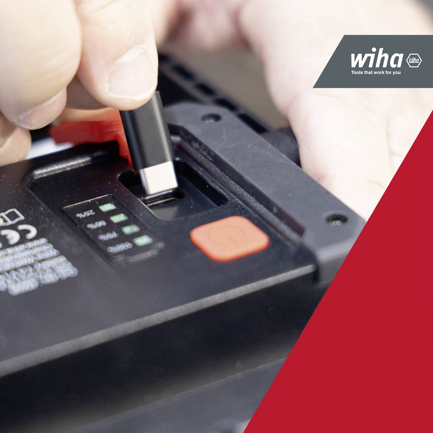 Nahaufnahme einer Hand, die ein Werkzeug-Akku an ein Ladegerät anschließt. Markenlogo oben rechts.