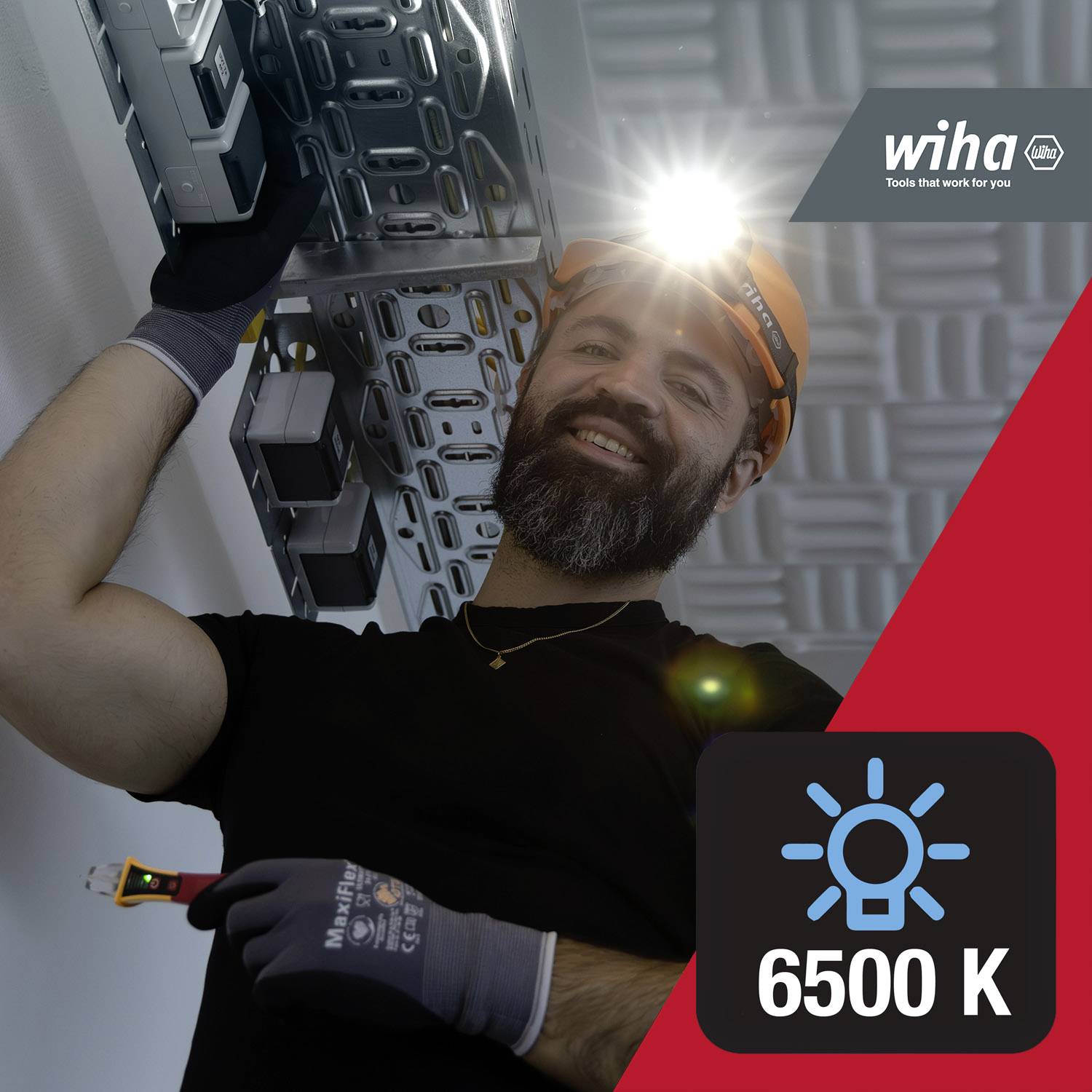 Eine Person arbeitet mit einem Werkzeug unter einem Kabelkanal. Eine Stirnlampe beleuchtet die Szene. Text: '6500 K'.