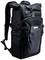 Ein schwarzer Rucksack mit mehreren Fächern und verstellbaren Trägern, geeignet für den Alltag oder Reisen.