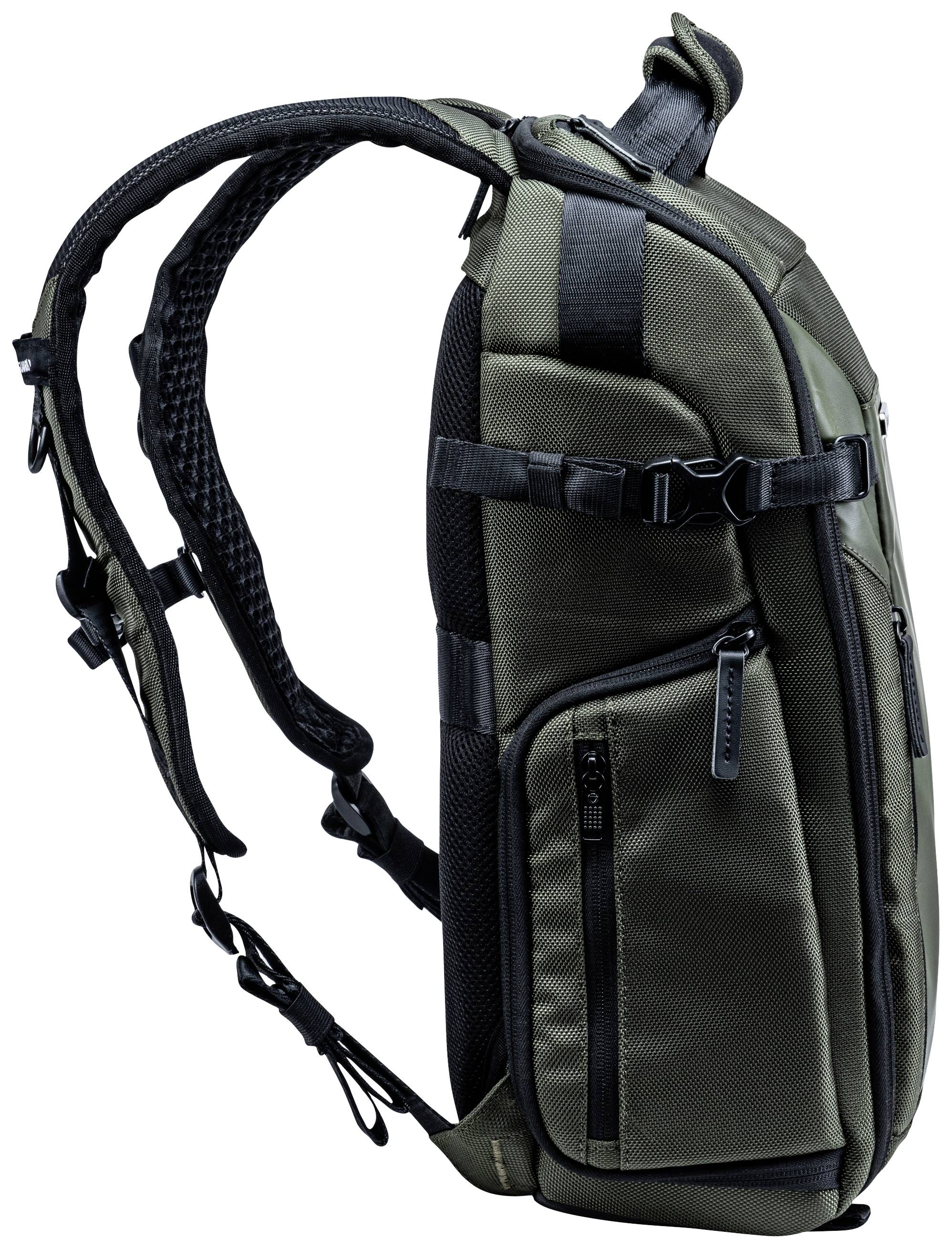 Ein olivgrüner Rucksack mit mehreren Taschen und verstellbaren Gurten, in Seitenansicht gezeigt. Ideal für Outdoor-Aktivitäten.