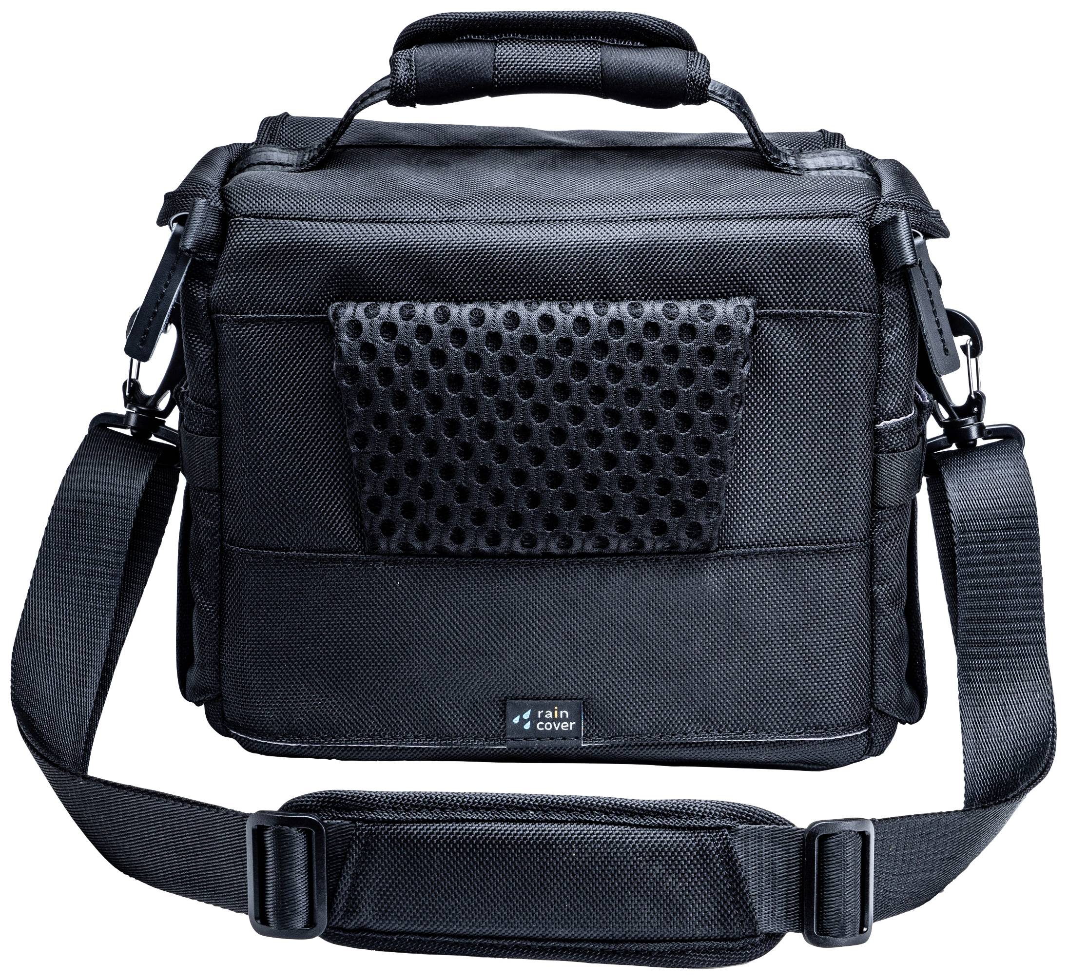 Schwarze Kameratasche mit verstellbarem Schultergurt und Tragegriff. Vorderseite hat perforierte Stofftasche und kleines 'rain cover'-Etikett.