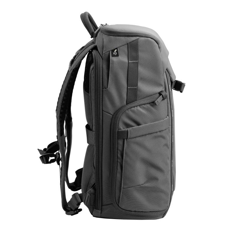 Ein grauer, seitlich abgebildeter Rucksack mit mehreren Taschen und verstellbaren Gurten. Ideal für Reisen oder den Alltag.
