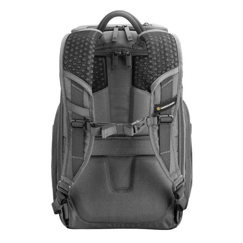 Grauer Rucksack von hinten mit gepolsterten Schultergurten, Brustgurt und Markenlogo. Ideal für Reisen oder Ausflüge.