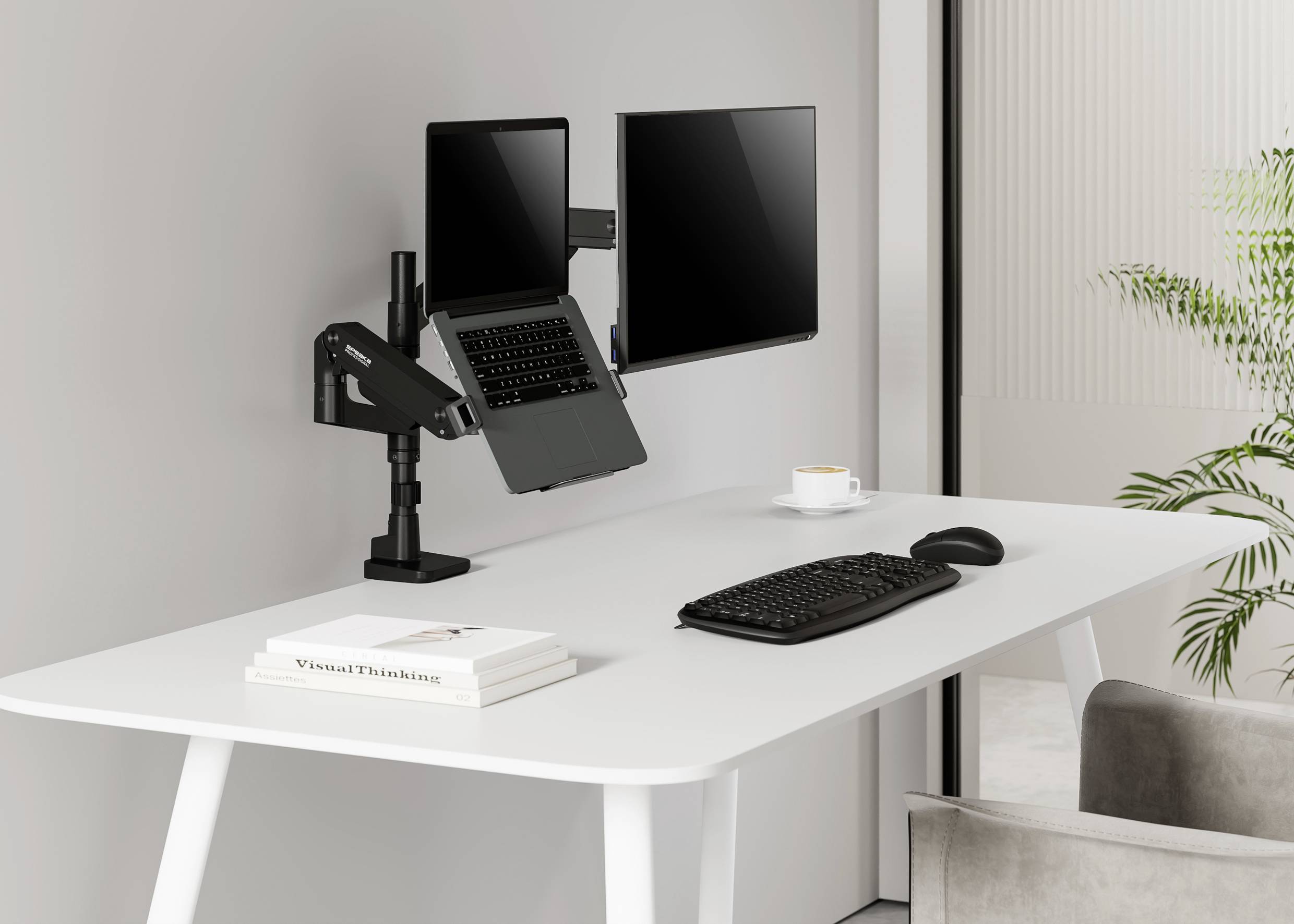 Ein weißer Schreibtisch mit Laptop und Monitorhalterung, Tastatur, Maus und einer Tasse. Ein Buch mit dem Titel 'Visual Thinking' liegt auf dem Tisch.