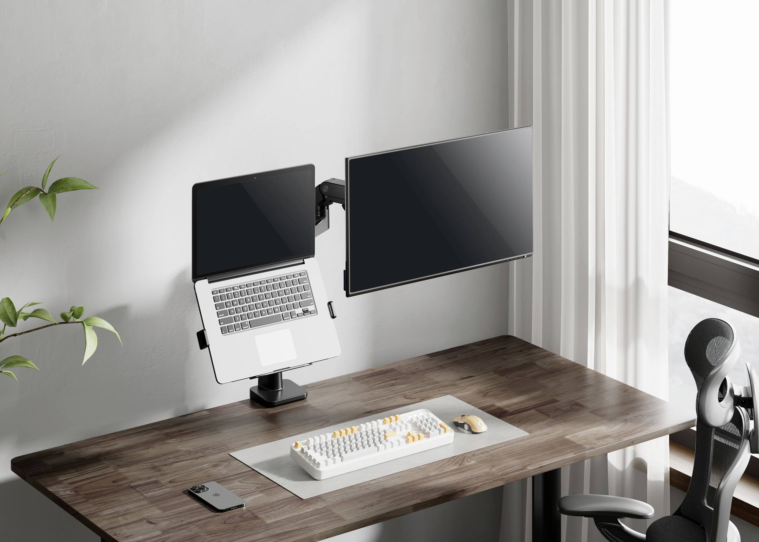 Ein Schreibtisch mit einem Laptop, einem großen Monitor, einer Tastatur, einer Maus und einem Smartphone; modernes, minimalistisches Design.