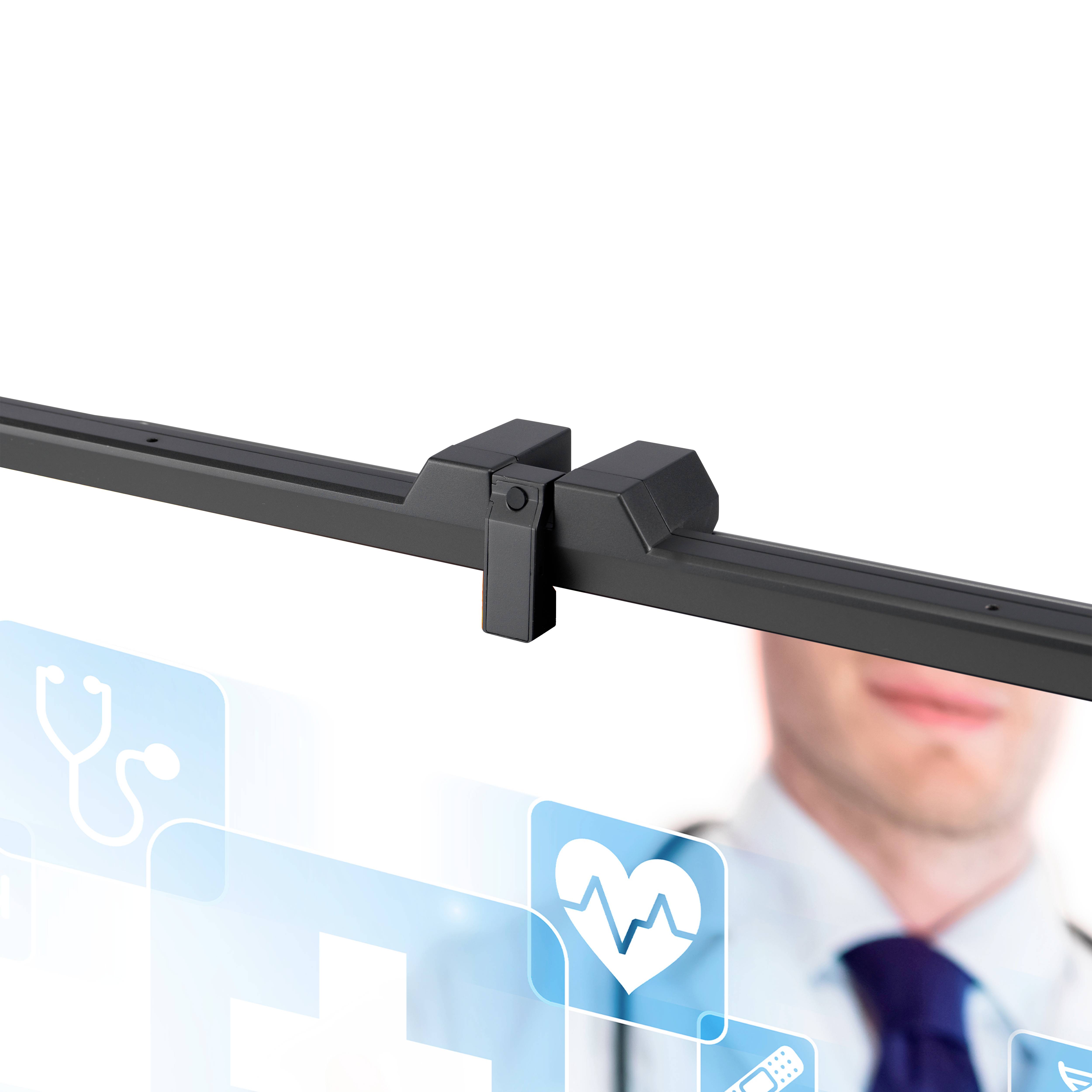 Ein Arzt in weißem Kittel steht hinter einer Glaswand mit medizinischen Symbolen wie Herz und Stethoskop.