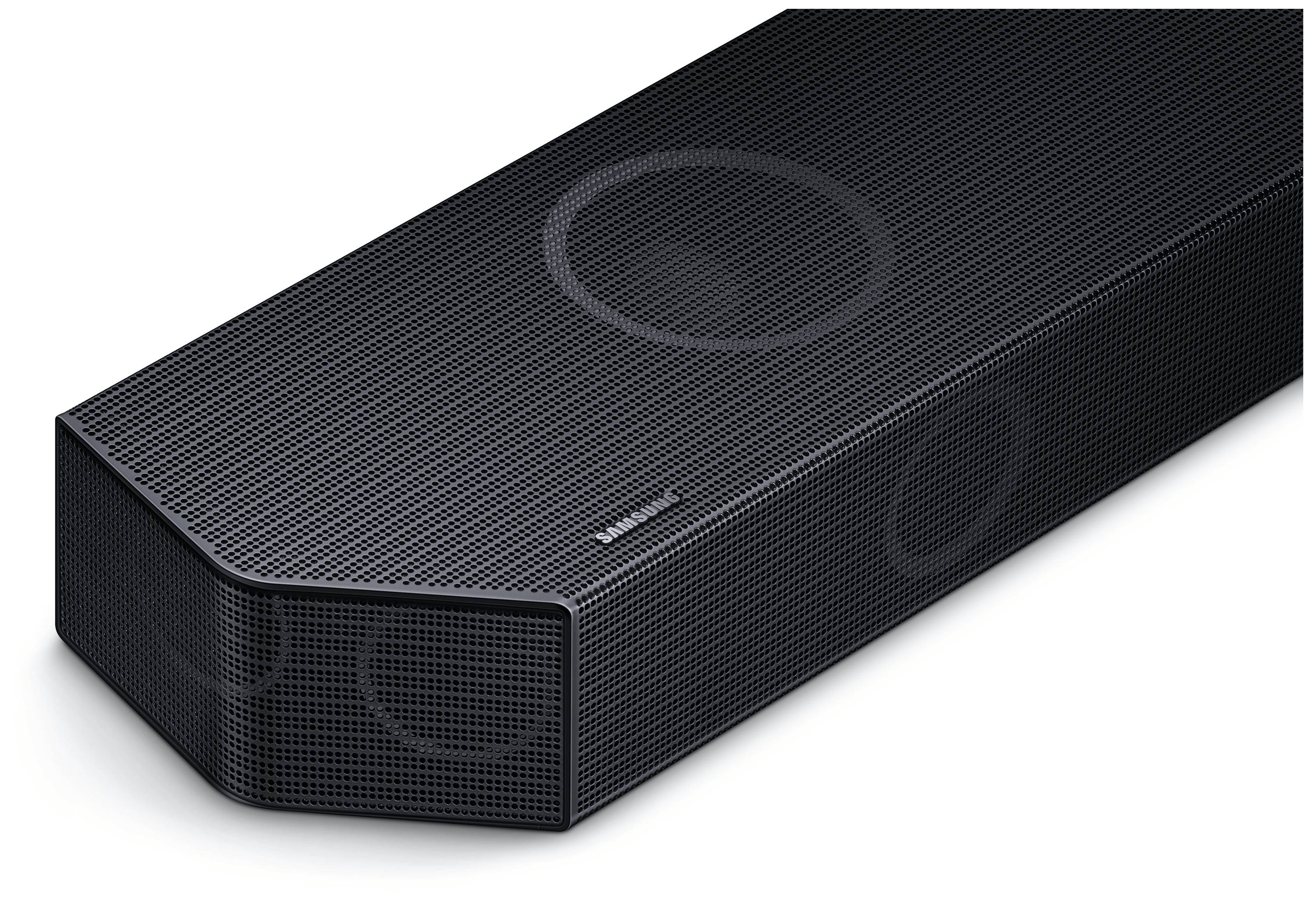 Schwarzer Lautsprecher in rechteckiger Form, mit feinen, engmaschigen Lautsprechergittern und abgerundeten Ecken.