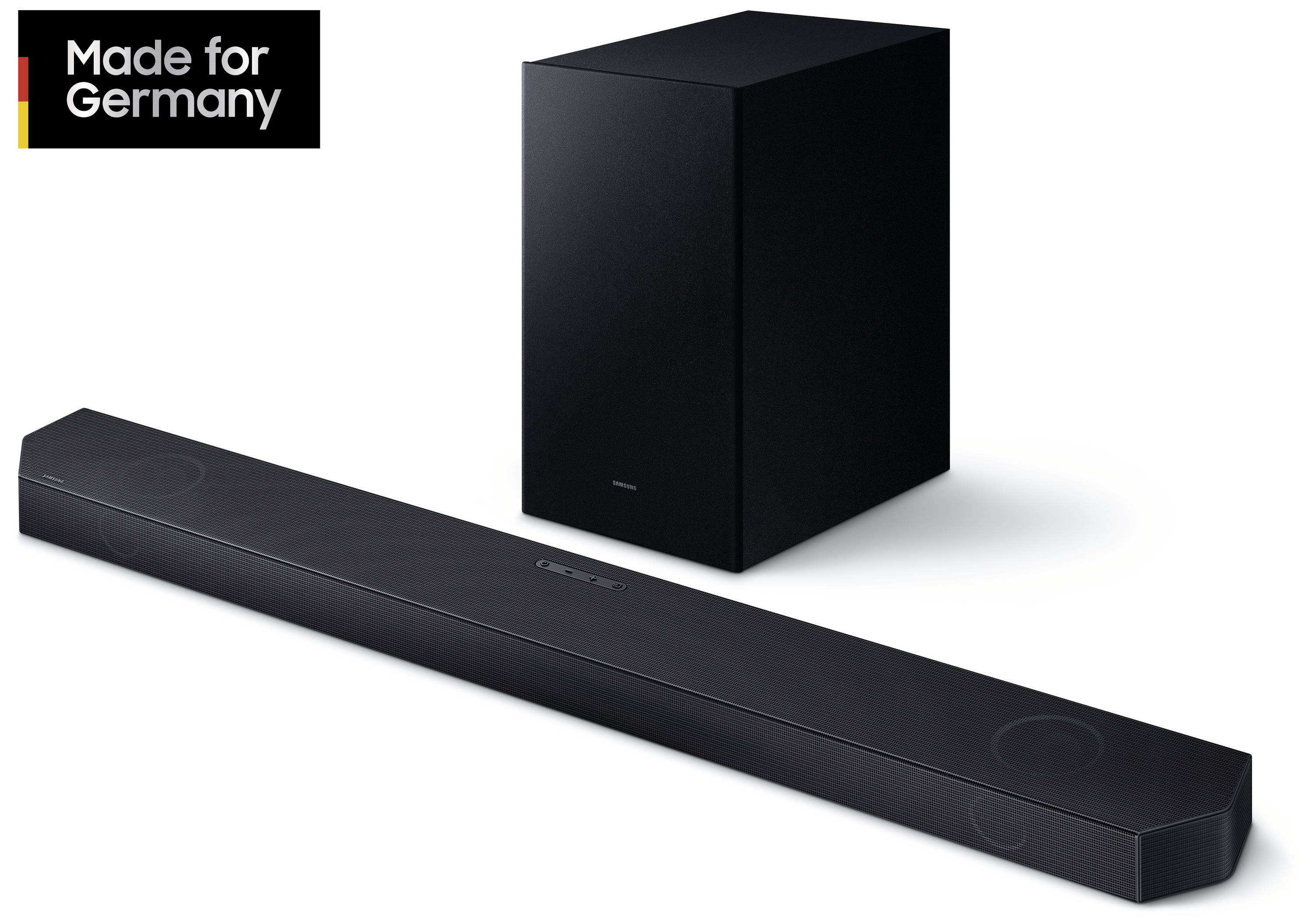 Eine schwarze Soundbar mit dazugehörigem Subwoofer. Oben links steht 'Made for Germany'.