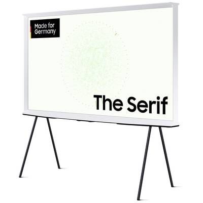 'The Serif' TV auf einem Ständer. Oben links das Logo 'Made for Germany'. Hintergrund ist weiß mit einem subtilen grünen Muster.