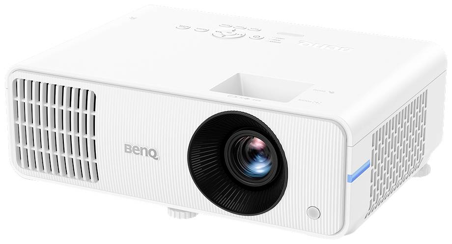 Ein weißer Projektor von BenQ, freigestellt auf weißem Hintergrund. Gerät mit Lüftungsschlitzen, Linse vorne und Markenlogo seitlich.