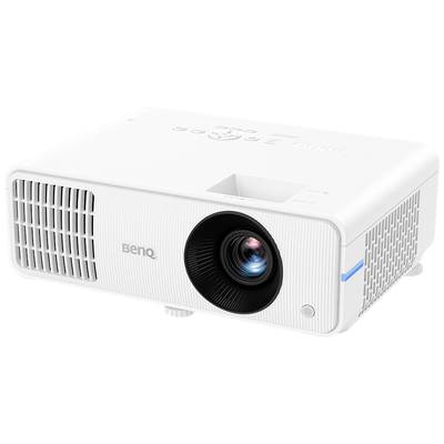 Ein weißer Projektor von BenQ, freigestellt auf weißem Hintergrund. Gerät mit Lüftungsschlitzen, Linse vorne und Markenlogo seitlich.