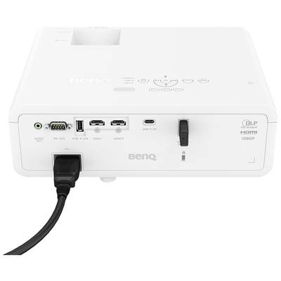 Ein weißer BenQ-Projektor mit HDMI-, USB-C- und Audio-Anschlüssen auf der Rückseite. 1080P Auflösung wird angezeigt.