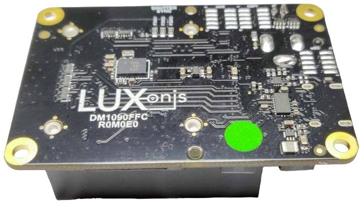 'Rückseite einer elektronischen Leiterplatte mit Aufschrift: LUXonis DM1090FFC ROMEO.'