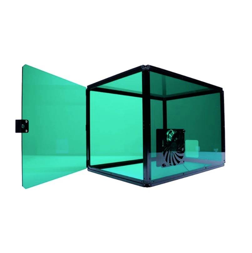 Ein transparenter, grüner Würfel mit geöffneter Tür zeigt einen montierten Lüfter. Der Hintergrund ist neutral und schlicht.