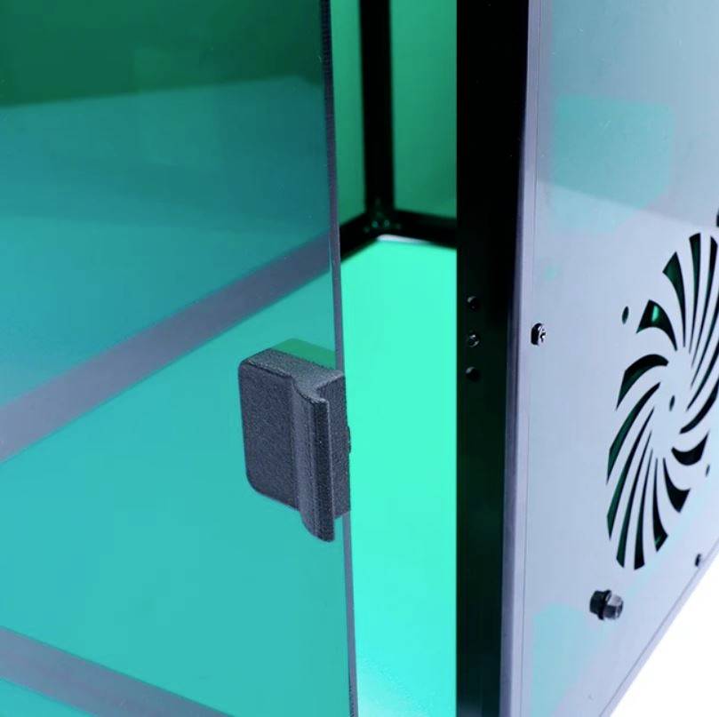 Ein offenes PC-Gehäuse mit Lüfter an der Seite zeigt die Innenseite. Es ist blau beleuchtet und wirkt modern und technisch.