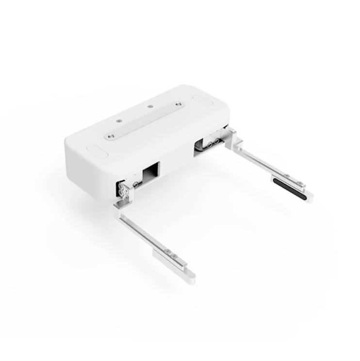 Ein weißer Adapter mit zwei ausklappbaren Armen. Der Adapter hat Anschlüsse für Kabelverbindungen und ist für die Wandmontage geeignet.