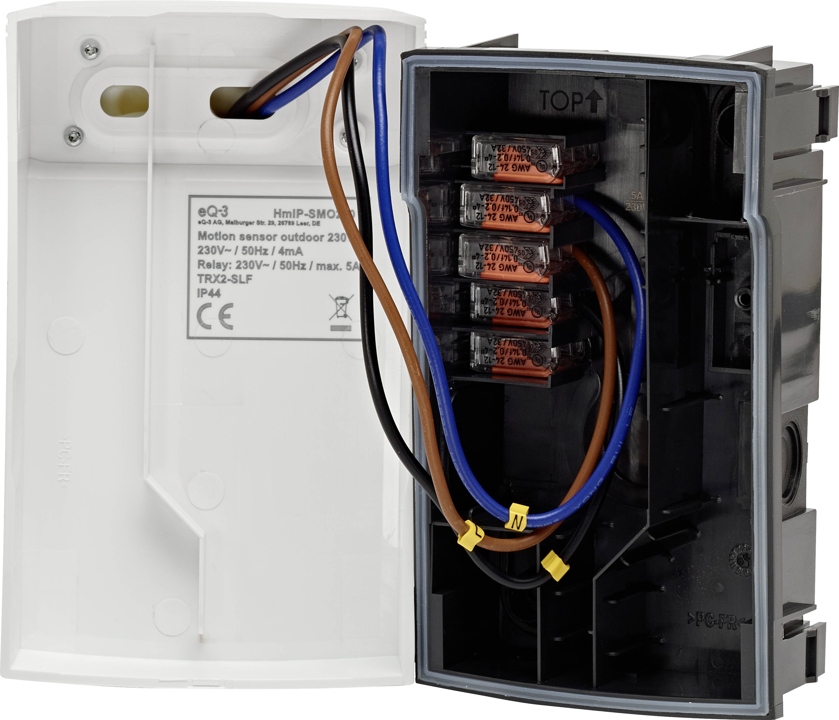 Bewegungsmelder mit geöffnetem Gehäuse zeigt interne Verkabelung und elektronische Komponenten. Etikett mit Spannungs- und Stromstärkedetails sichtbar.