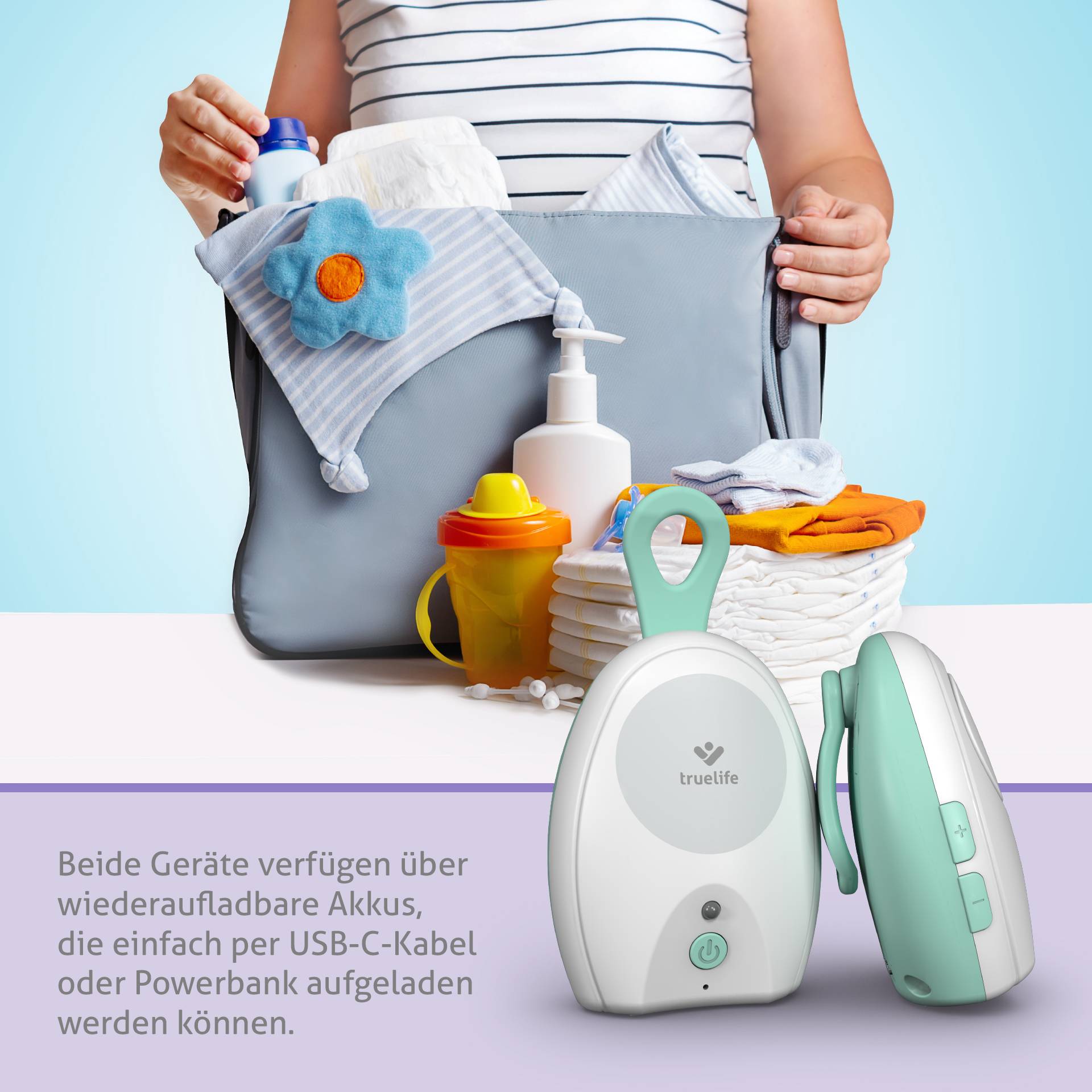 Eine Hand hält eine Tasche voller Baby- und Pflegeartikel. Im Vordergrund liegen zwei wiederaufladbare Babyphones mit USB-C-Anschlüssen.