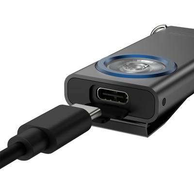 Ein schwarzes USB-C-Kabel ist mit einem rechteckigen Metallgerät verbunden, das eine kreisförmige Anzeige und eine matte Oberfläche hat.