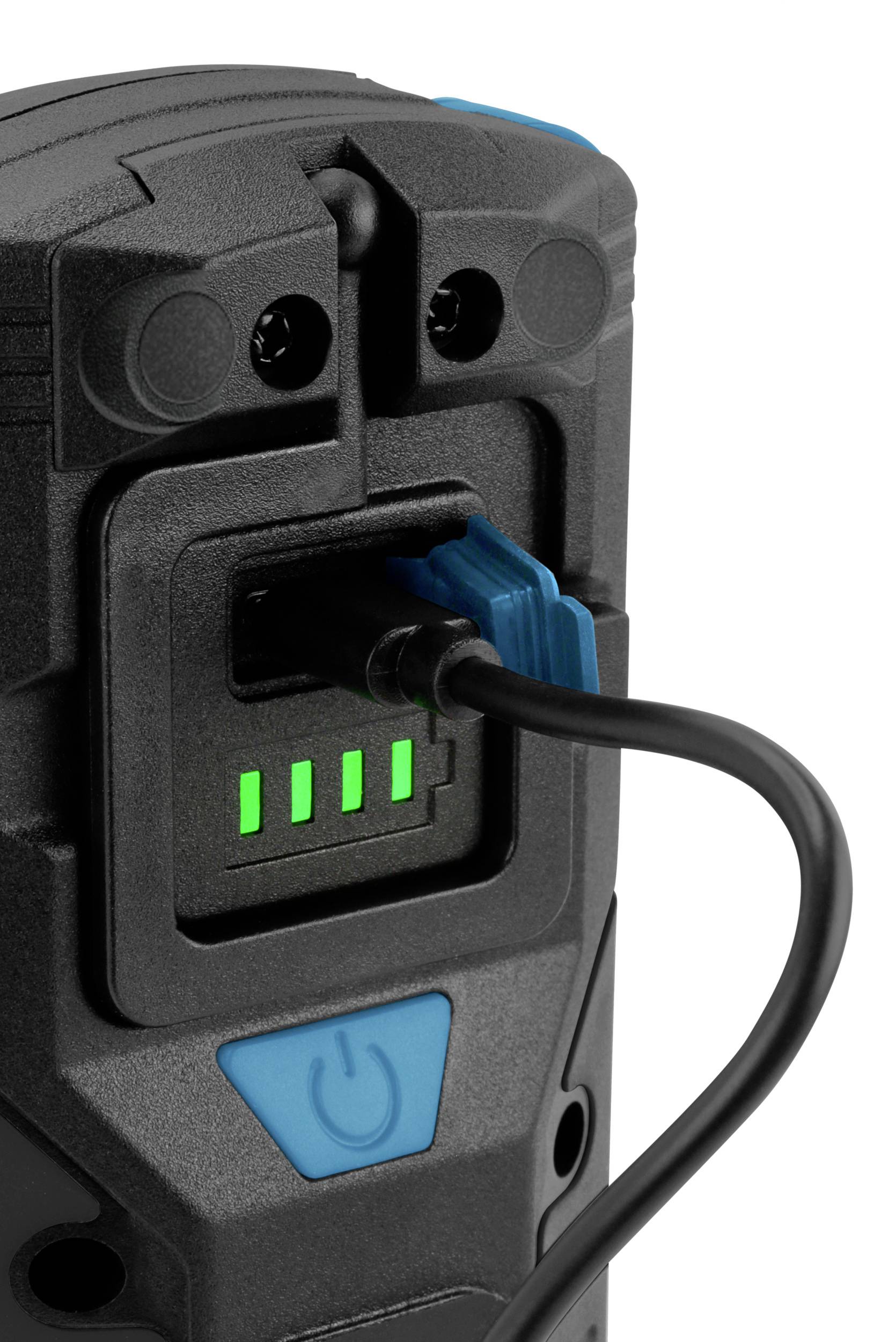 Aufnahme eines geladenen Akkus mit leuchtenden grünen Ladeanzeigen und einem eingesteckten Ladekabel.
