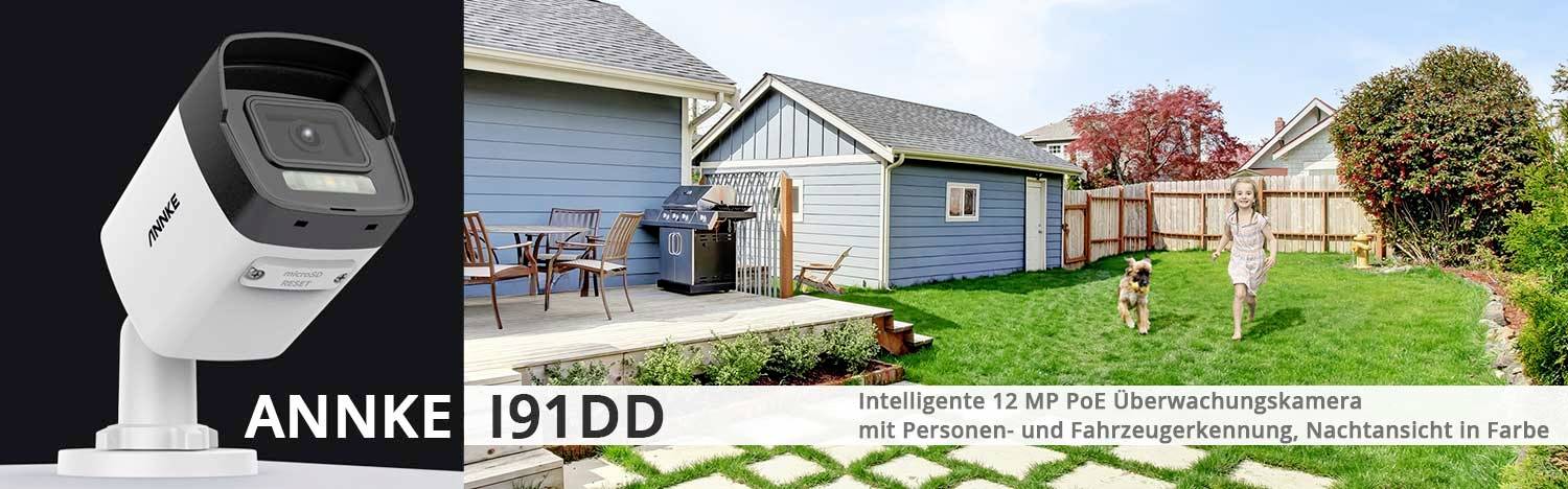 Überwachungskamera ANNKE I91DD, 12 MP, erkennt Personen und Fahrzeuge, bietet Nachtsicht in Farbe, abgebildet vor einem Haus im Garten.