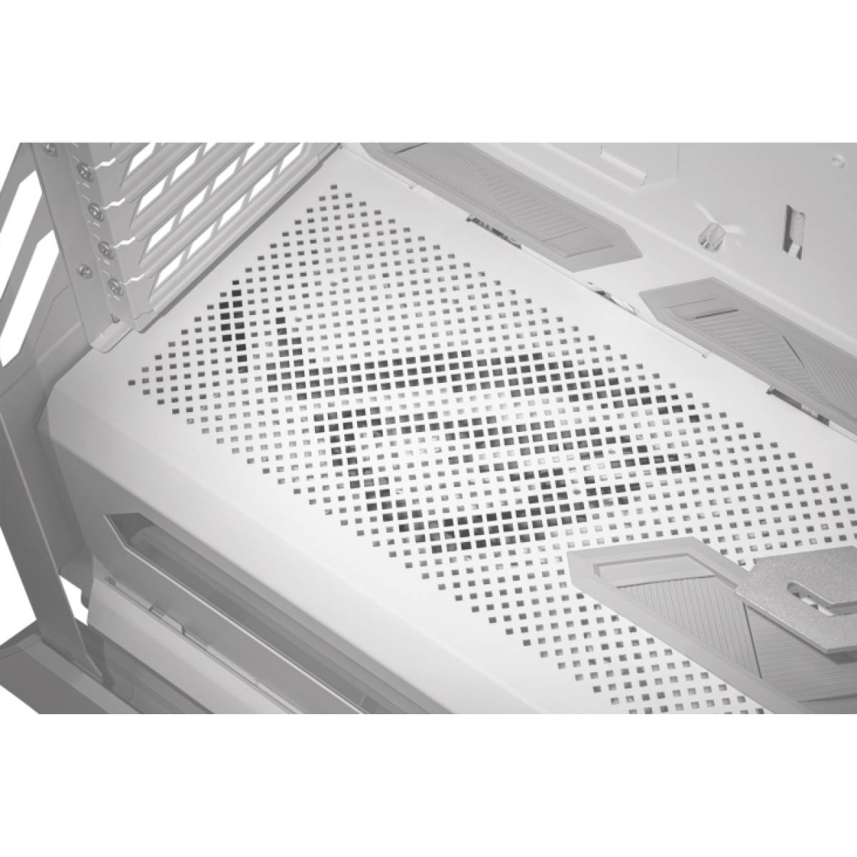 Ein weißes, perforiertes Metallgitter in einem Gehäuse, umgeben von silbernen Kunststoffelementen und Lüftungsschlitzen.