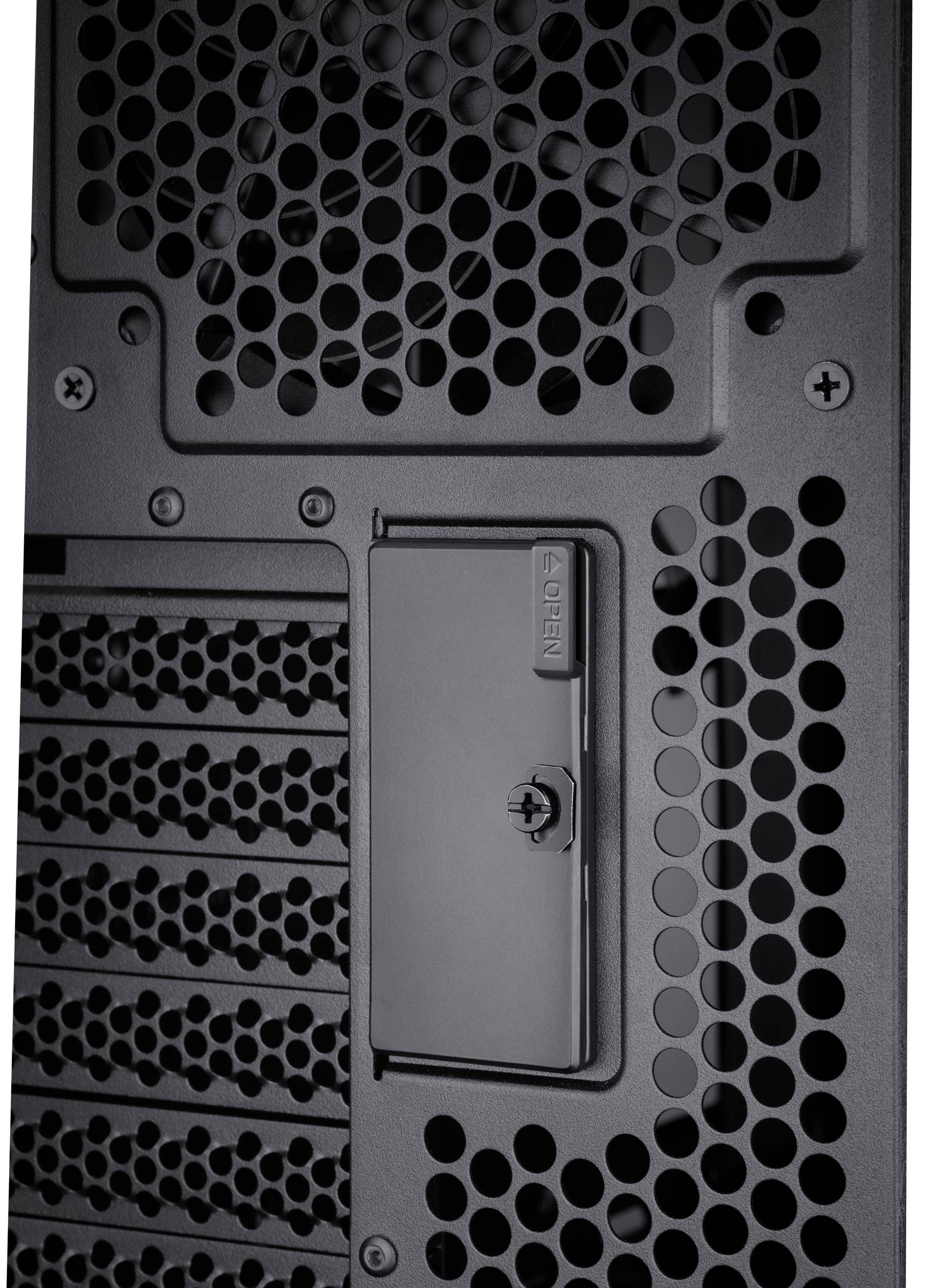 Netzteilabdeckung aus schwarzem Metall mit Wabenlüftung, integriertem Kabelausschnitt und einer offenen Verriegelungsklappe mittig.